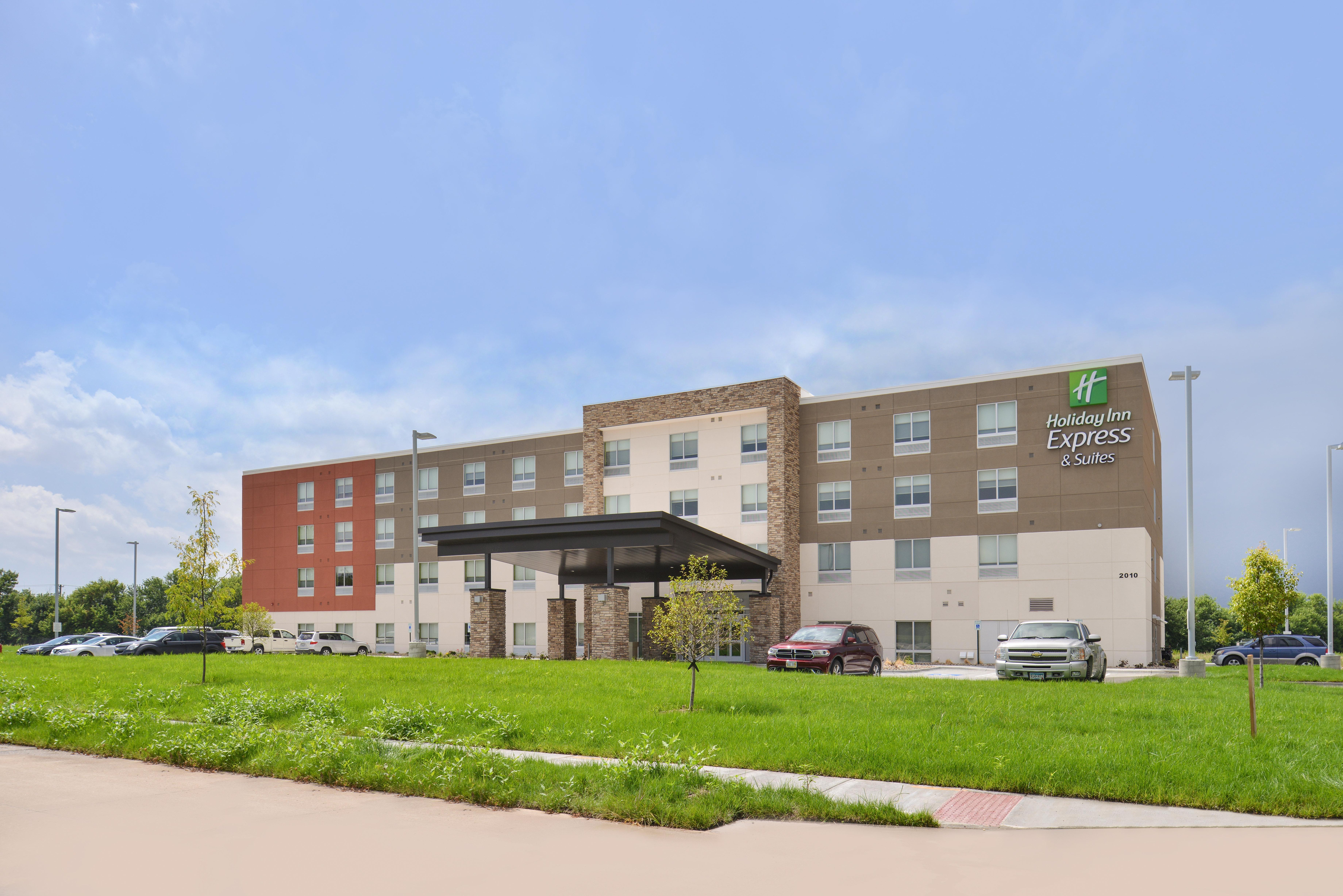 Holiday Inn Express & Suites Omaha Airport By Ihg Carter Lake Exterior foto