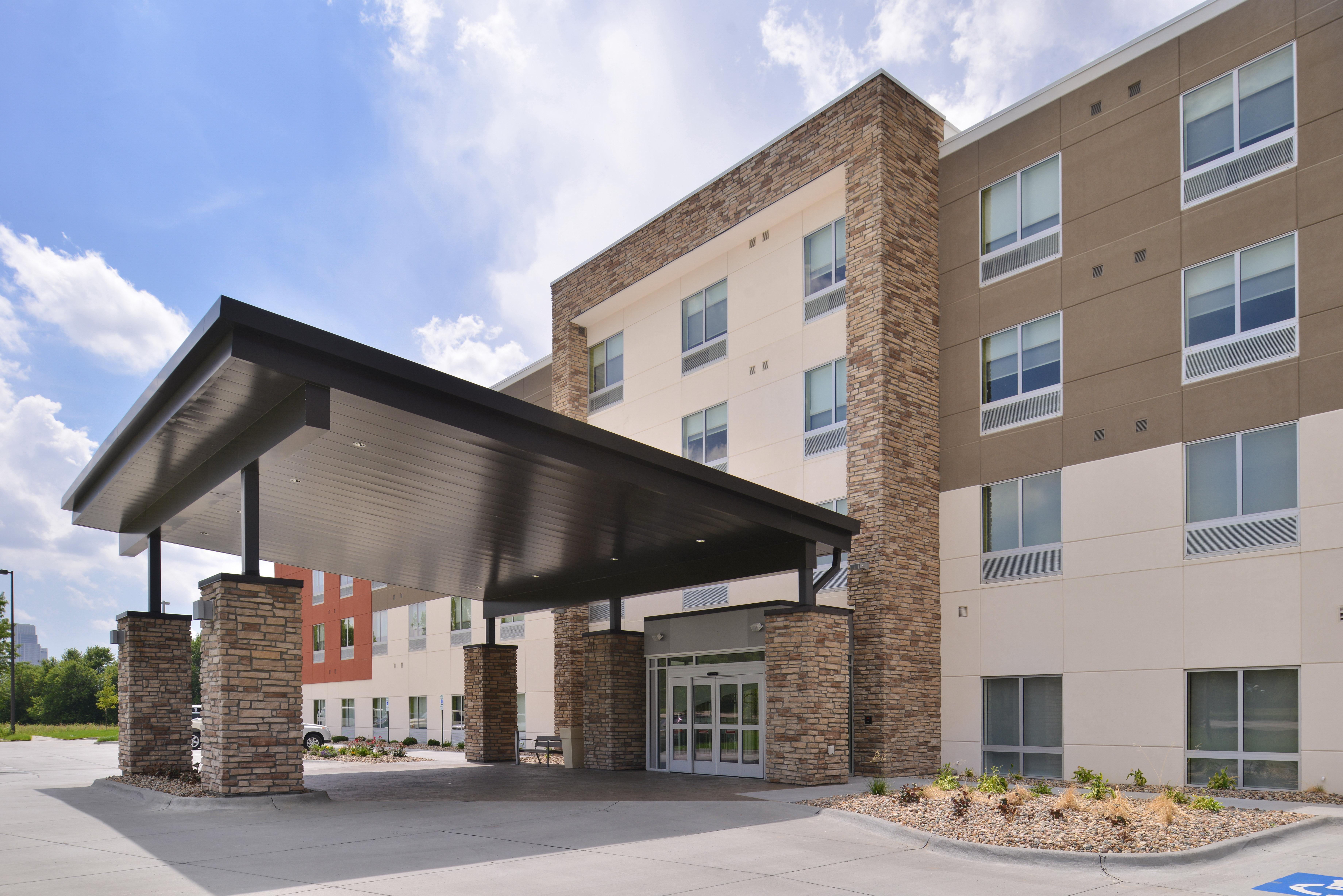 Holiday Inn Express & Suites Omaha Airport By Ihg Carter Lake Exterior foto